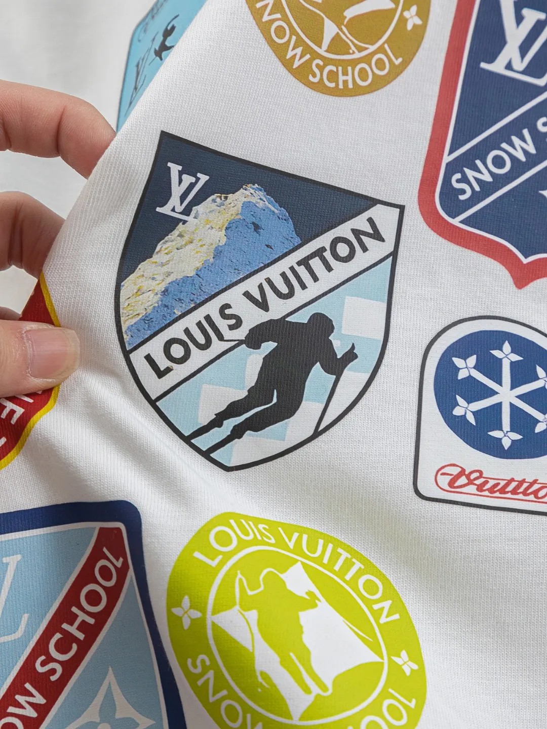 🅿️190 Louis Vuitton 1V LV micro-wide version S-XL LV 26ss New product counters are on the shelves at the same time Multi-process digital direct printing Various travel patches on the chest Micro-stamp printing Round-neck short-sleeved T-shirts, the same style for men and women! Consigned to one-to-one creation. Synchronized with the official website, pure cotton fabrics at the counter! It is close to the skin and comfortable, durable and easy to wear. It has a classic and simple logo design and meticulous original craftsmanship. Short-sleeves, a must-have item for men, do not appear to be the same for the general public, but must be unique and eye-catching. This LV short-sleeve is all about quality, comfort, the same shape and fashion as always, including fabrics and cutting techniques. All of them have been made with great effort! 320 grams of washed pure cotton fabric, pure cotton is breathable, very refreshing and comfortable for daily wear. The rib knitting on the neckline is smooth and tight, and the neckline will not be skewed if you toss it at will. The loose version, you will find that it looks really good on the upper body. The overall is minimalist and neat, super versatile for daily use! Pair it casually with a pair of pants for a youthful look. A T-shirt will make your outfit crazy. It is a fashionable item that can never go wrong! Color: Black White Gray Size: S-XL Size chart: S: Shoulder width 50-Bust 56-Length 70 M: Shoulder width 52-Bust 57-Length 72 L: Shoulder width 54-Bust 59-Length 74 XL: Shoulder width 56-Bust 62-Length 76
